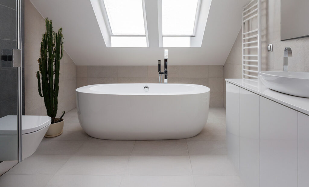 Moderne, komplette Badsanierung in Regensburg mit freistehender Badewanne